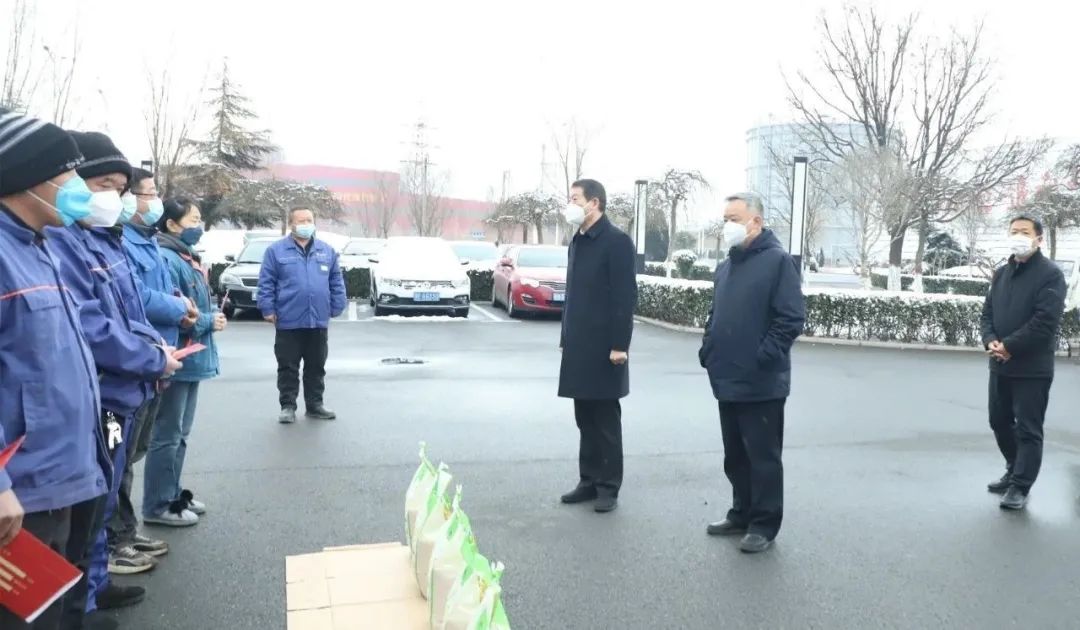 王宝玉书记到云鼎（中国）看望慰问职工和劳模李静敏